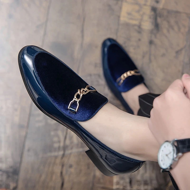 Profil latéral des mocassins, soulignant la brillance du cuir