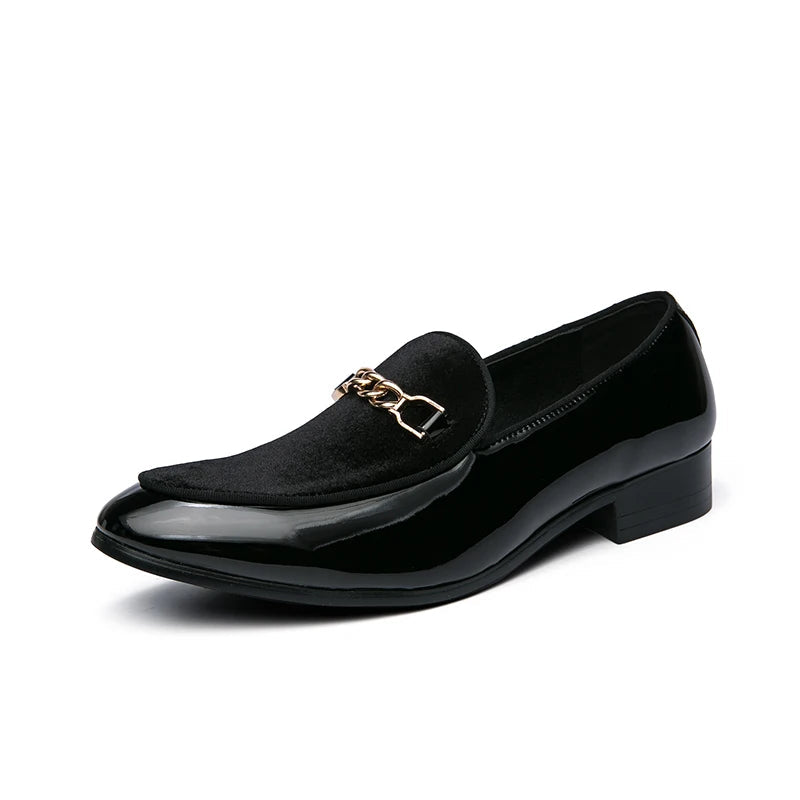 Détail de la finition velours dorée sur le dessus des mocassins