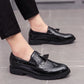 Détail sur la texture du cuir verni des mocassins sophistiqués