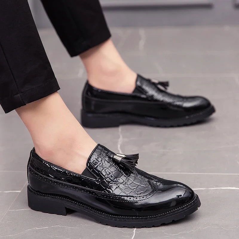 Détail sur la texture du cuir verni des mocassins sophistiqués