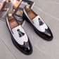 Mocassins en cuir verni avec motifs texturés et pompons