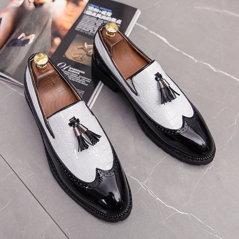 Mocassins en cuir verni avec motifs texturés et pompons
