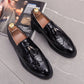 Vue de côté des mocassins en cuir verni, détails raffinés
