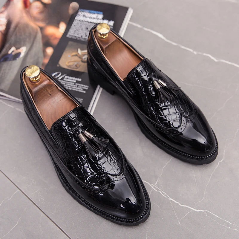 Vue de côté des mocassins en cuir verni, détails raffinés