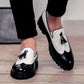 Gros plan sur les pompons décoratifs des mocassins élégants