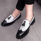 Mocassins en cuir verni, vue de dessus avec motifs texturés