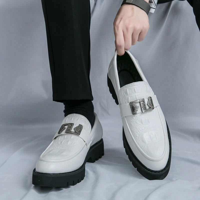 Vue de dessus des mocassins, cuir verni brillant