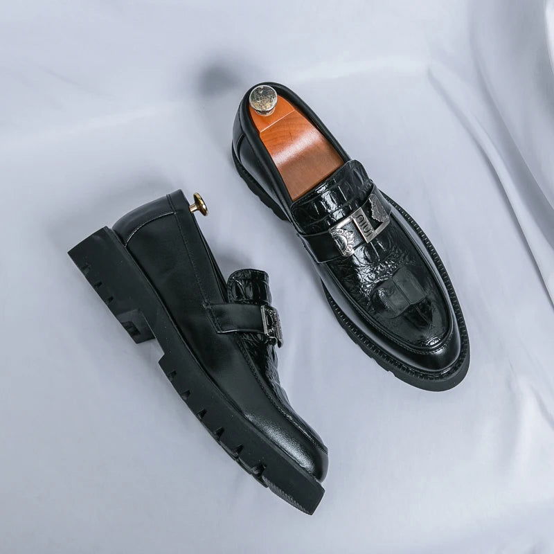 Gros plan sur la boucle métallique des mocassins en cuir