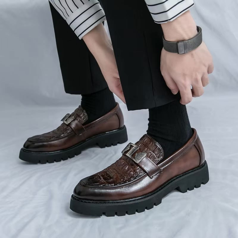Détail du motif crocodile sur le cuir verni des mocassins