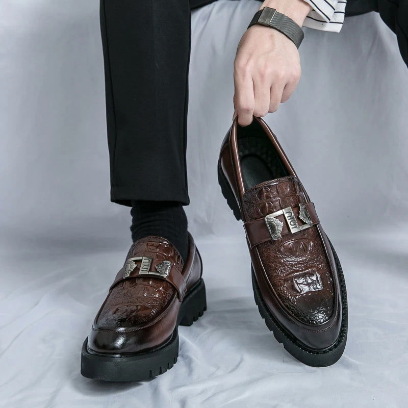 Détail de la couture raffinée sur le cuir verni