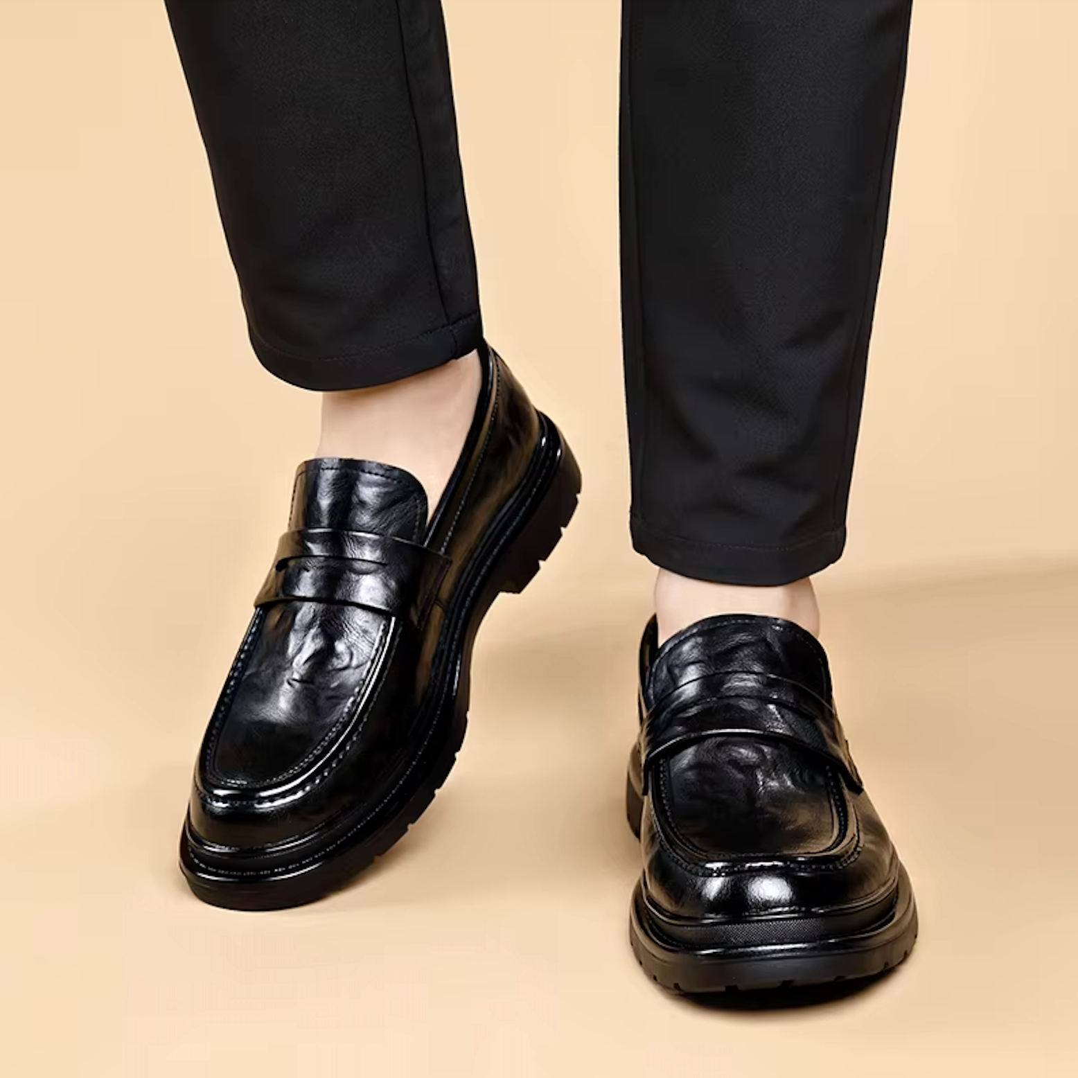 Mocassins en cuir verni avec semelle épaisse en gros plan