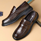 Vue de profil des mocassins, mettant en avant leur élégance
