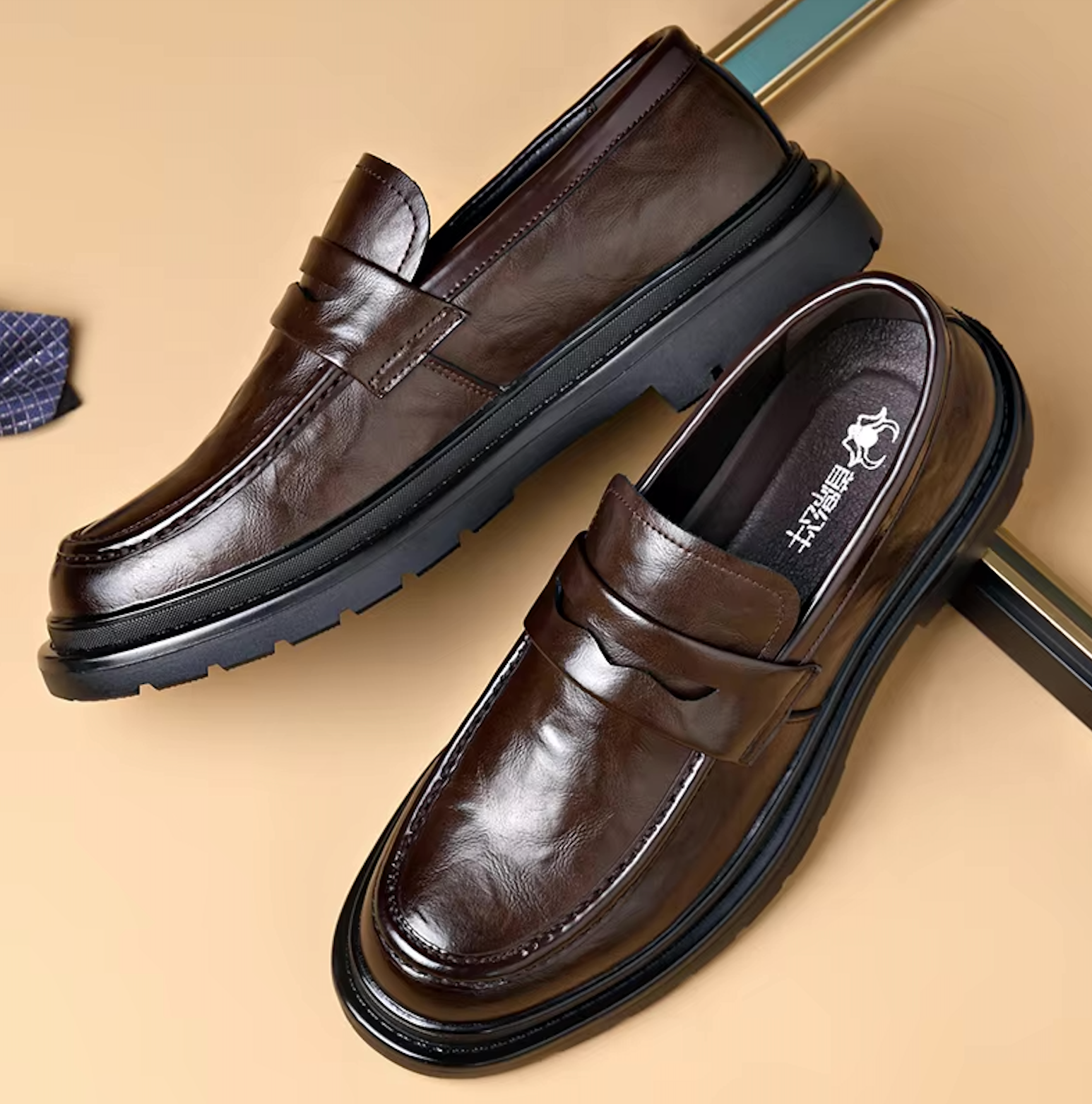 Vue de profil des mocassins, mettant en avant leur élégance