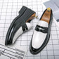 Vue latérale de mocassins élégants en cuir verni