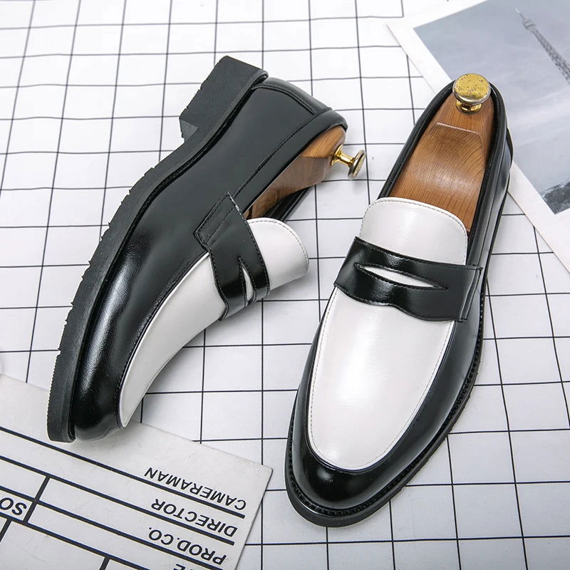 Vue latérale de mocassins élégants en cuir verni