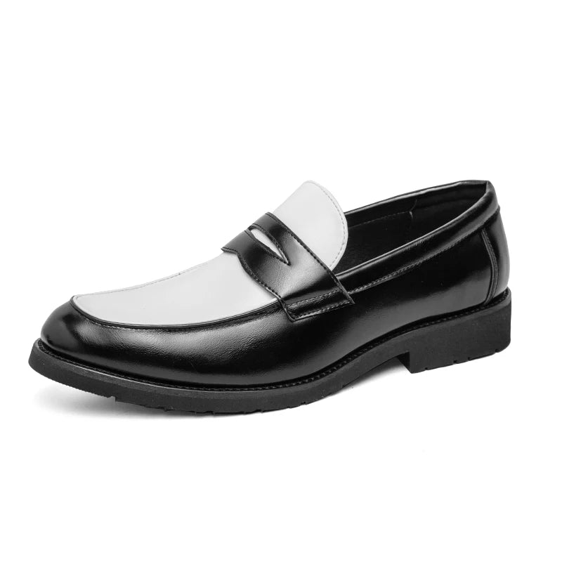Mocassins en cuir verni bicolore en lumière naturelle