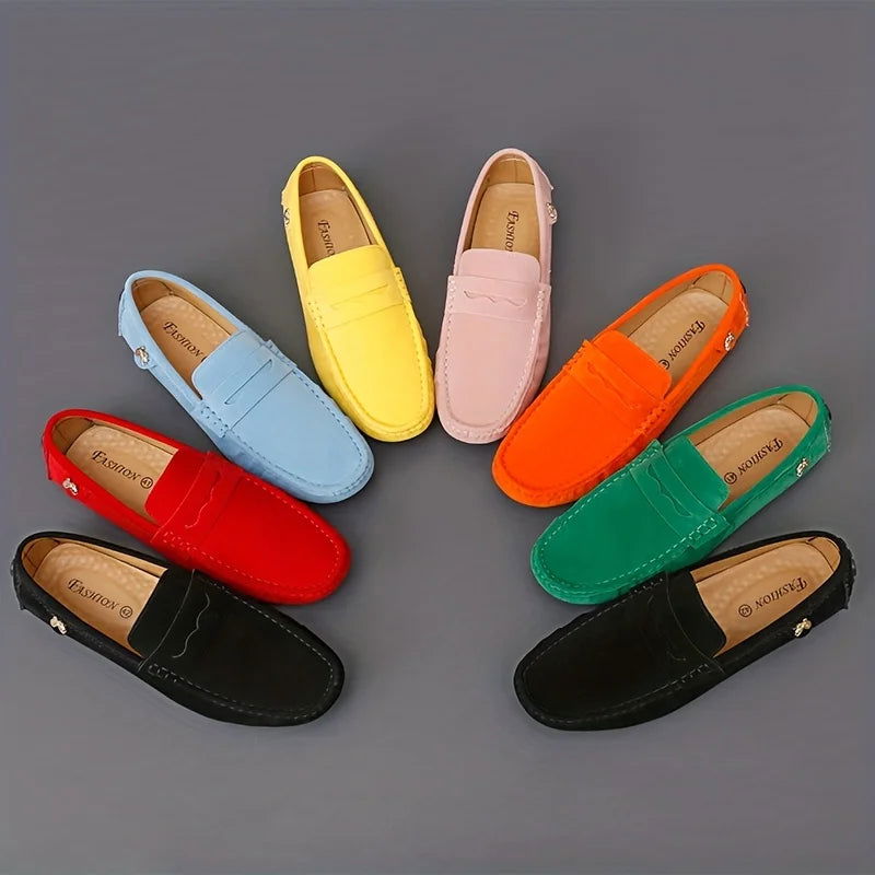 Vue latérale de mocassins en daim élégants pour homme