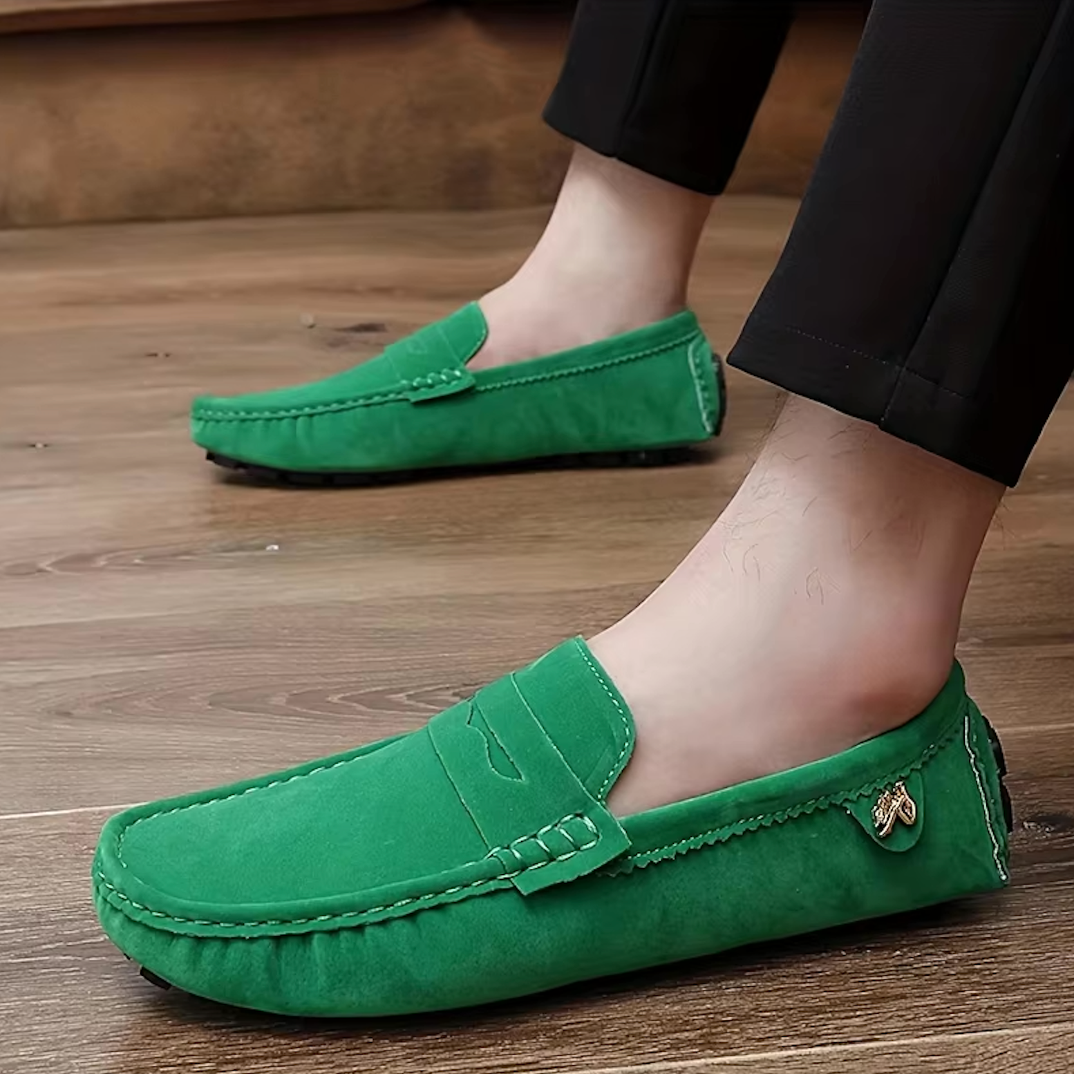 Détail de la couture soignée des mocassins en daim