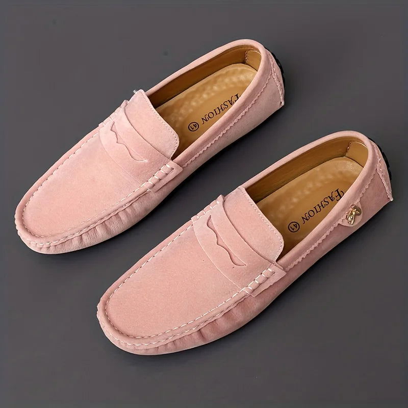 Mocassins en daim sur fond neutre, style décontracté