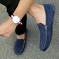 Mocassins en daim marron avec coutures apparentes sur le dessus