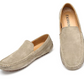 Détail de la texture du daim sur les mocassins