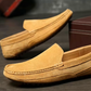 Vue rapprochée des coutures discrètes sur les mocassins