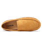 Mocassins en daim, vue d'ensemble sur fond neutre