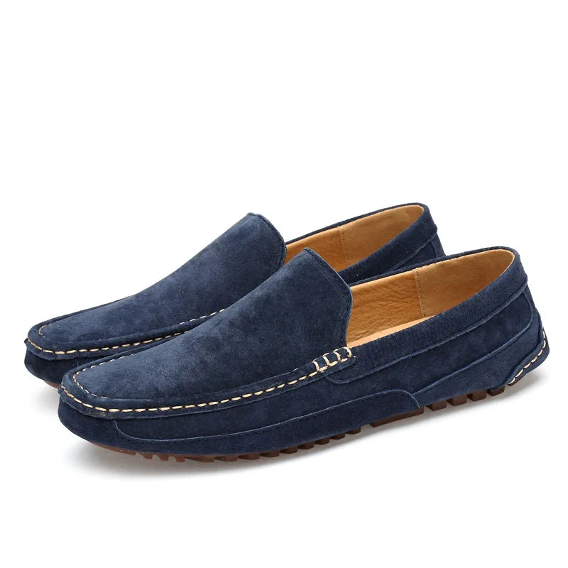 Mocassins en daim, coutures et texture en gros plan
