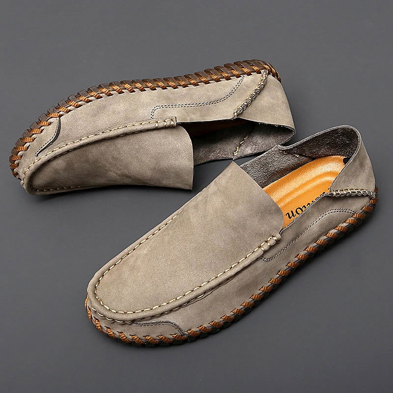 Mocassins en daim marron avec coutures apparentes