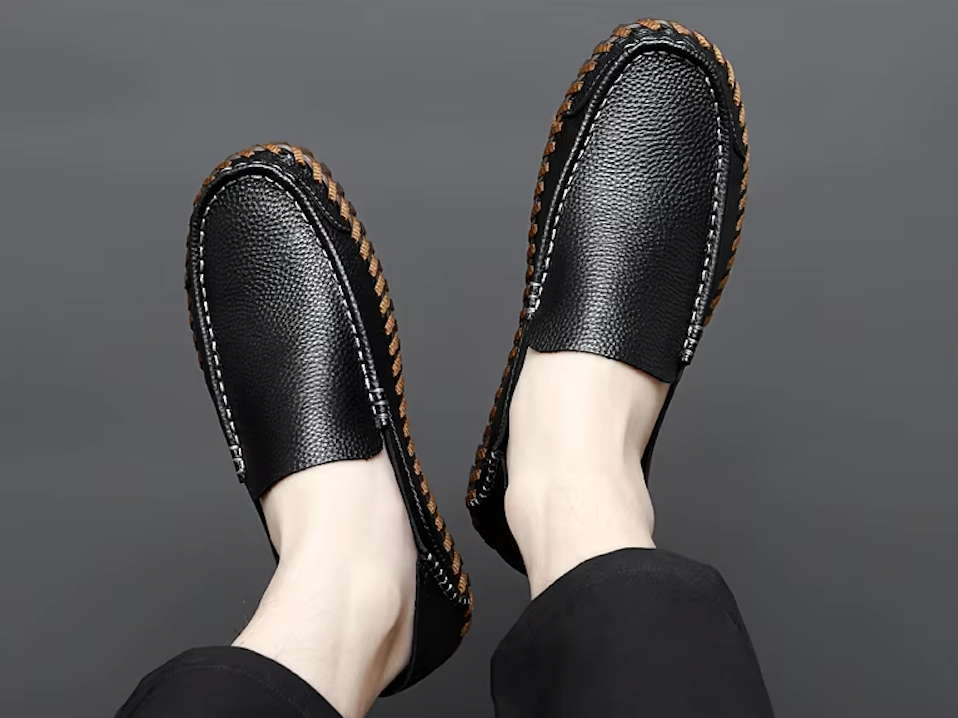 Mocassins en daim, détail sur la texture du matériau