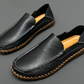 Mocassins en daim posés sur une surface en bois