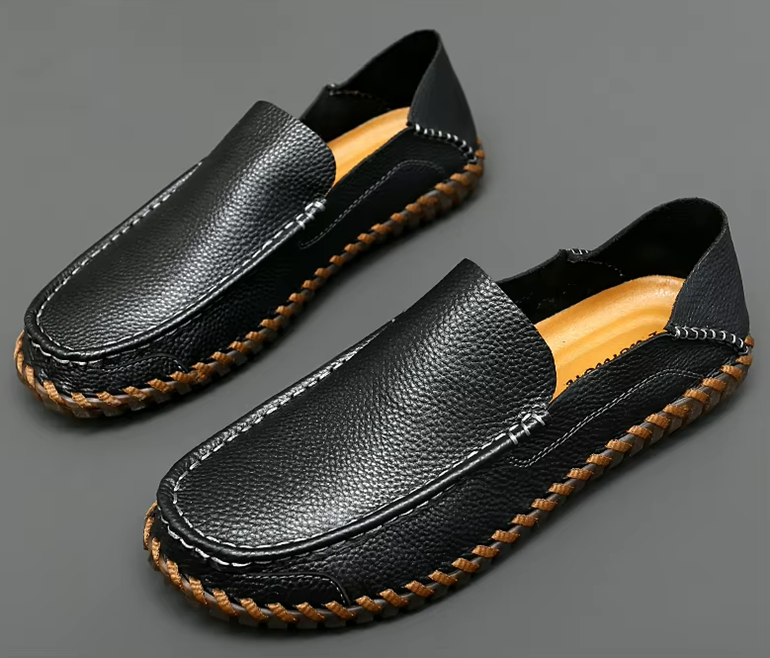 Mocassins en daim posés sur une surface en bois