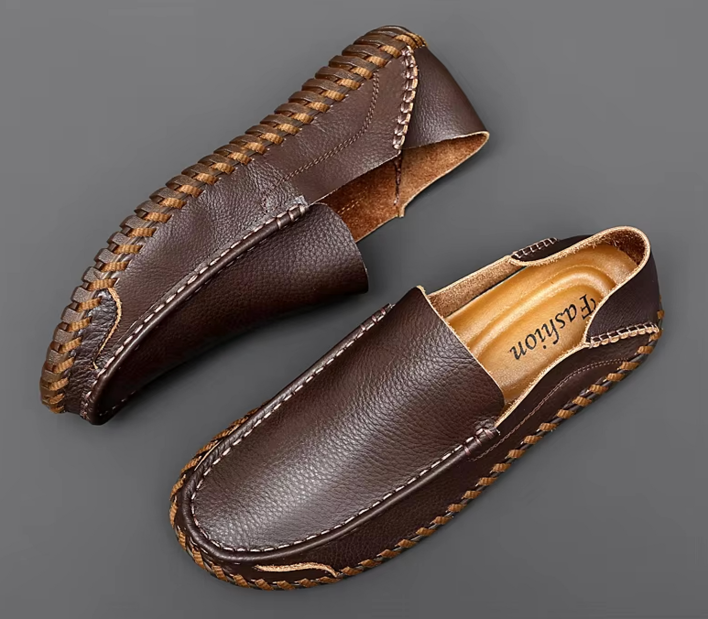 Mocassins en daim, vue arrière montrant le talon