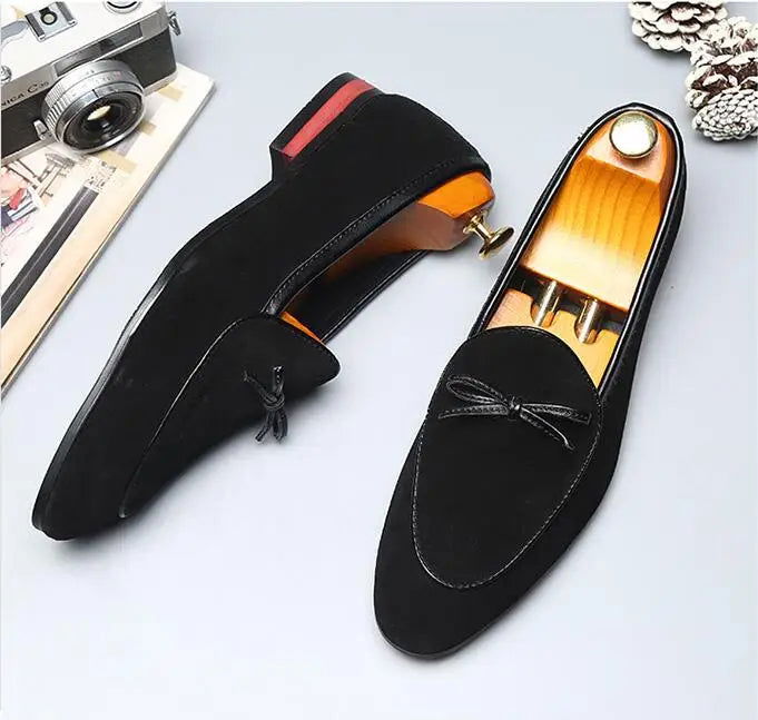 Profil latéral des mocassins noirs montrant le design élégant