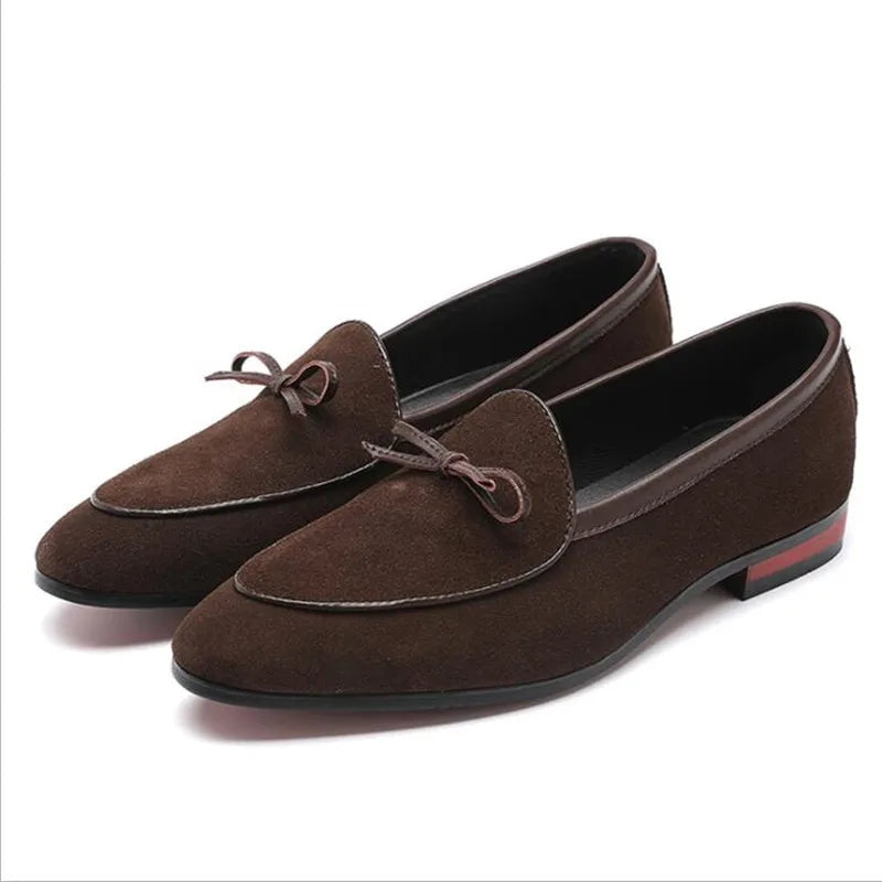 Détail du nœud décoratif sur les mocassins marron foncé