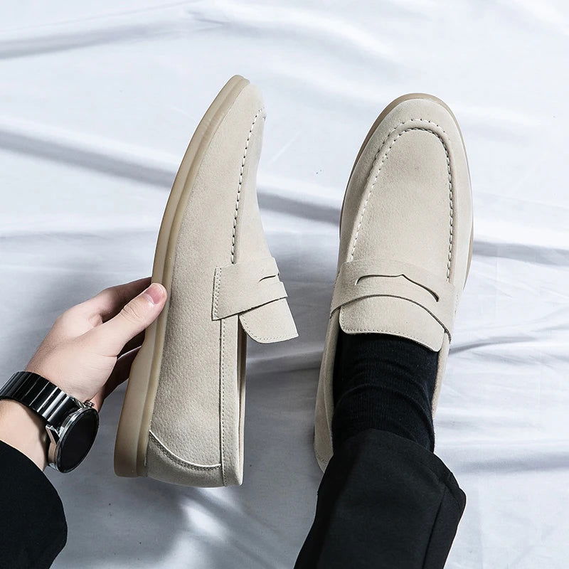 Gros plan sur la texture du daim des mocassins élégants
