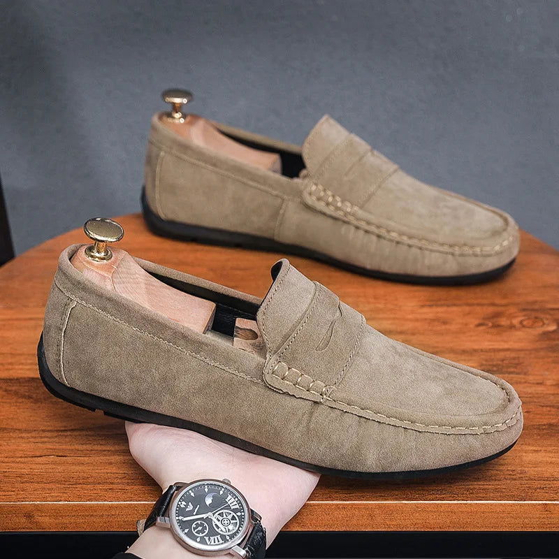 Mocassins en daim marron avec coutures apparentes