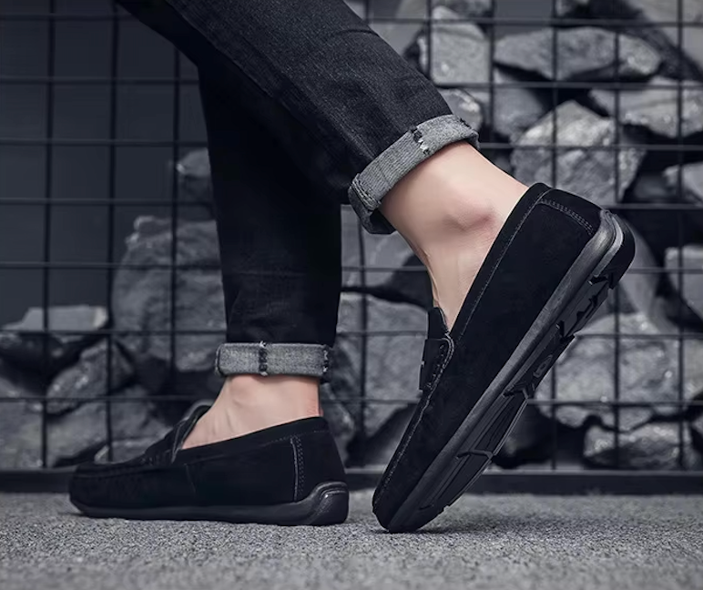Mocassins en daim posés sur une surface en bois