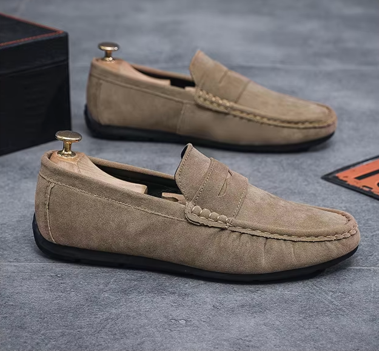 Vue latérale des mocassins montrant le talon bas