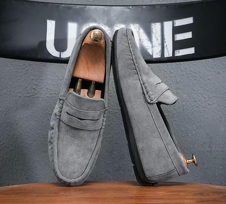Mocassins en daim avec ouverture large pour faciliter l'enfilage
