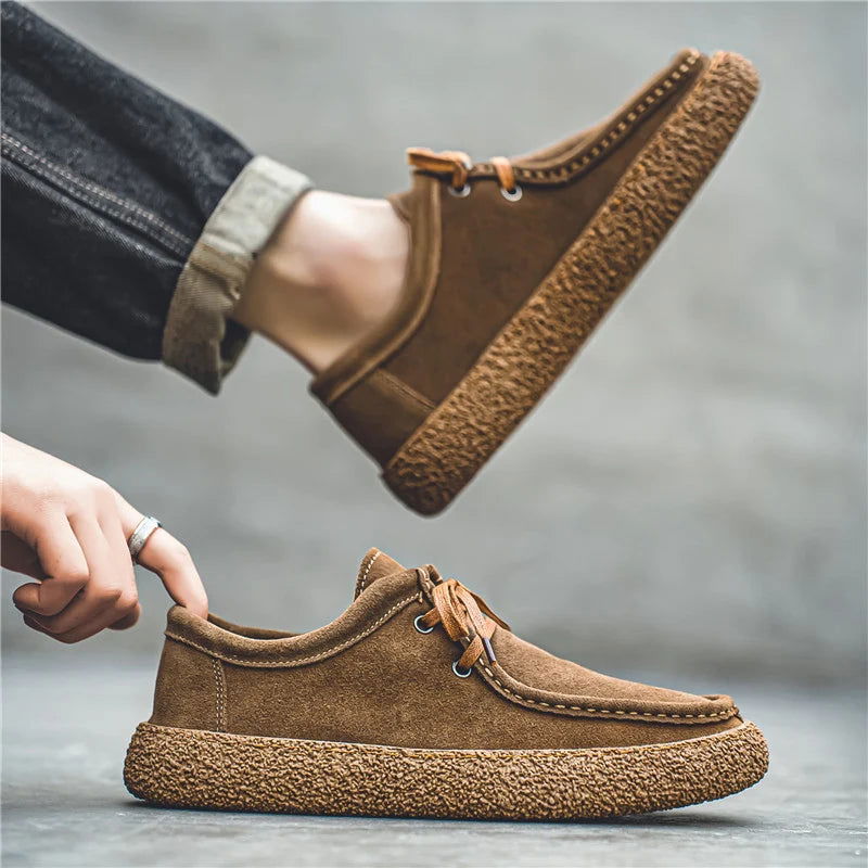 Mocassins en daim marron avec lacets décoratifs