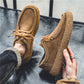 Gros plan sur la texture du daim des mocassins
