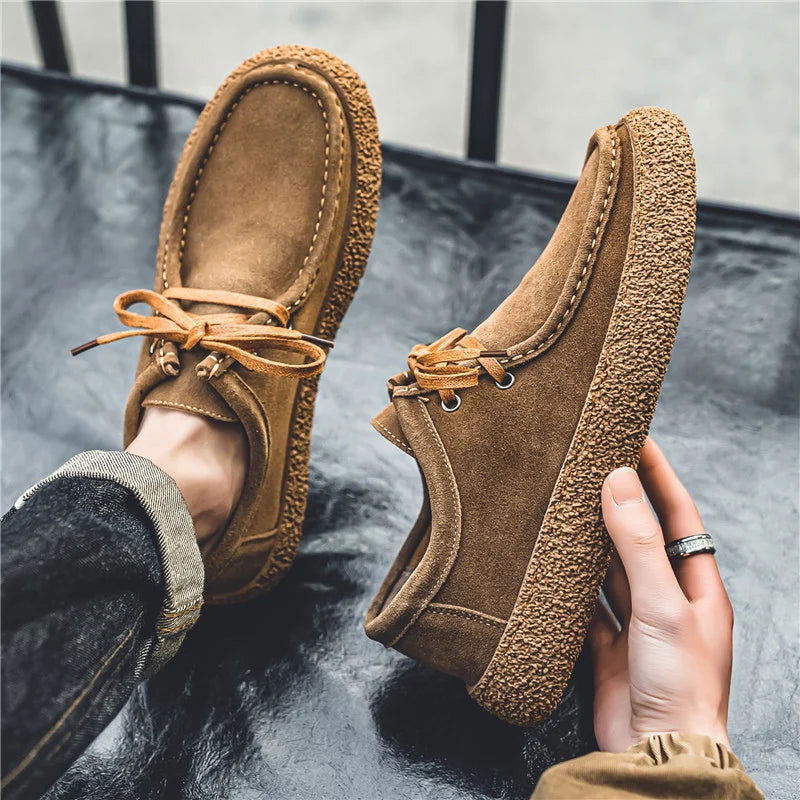 Gros plan sur la texture du daim des mocassins