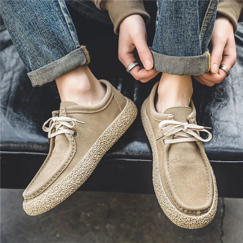 Détail des finitions soignées sur le dessus des mocassins