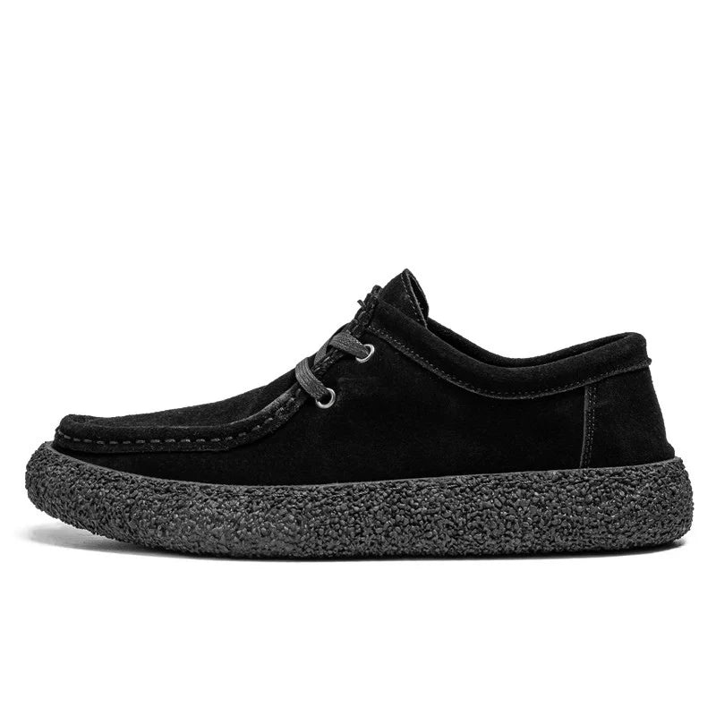 Mocassins en daim posés sur une surface en bois