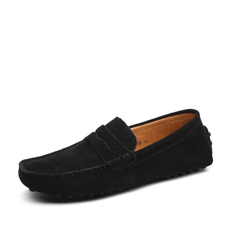 Vue de dessus des mocassins en daim avec texture douce