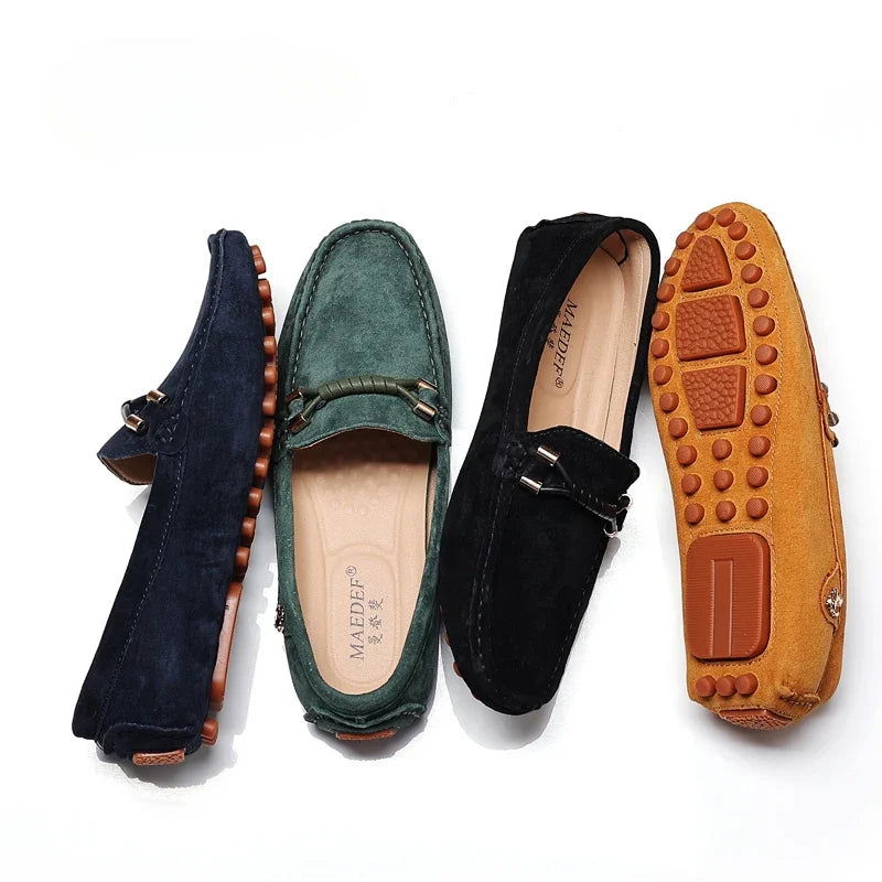 Vue latérale des mocassins en daim, semelle antidérapante visible