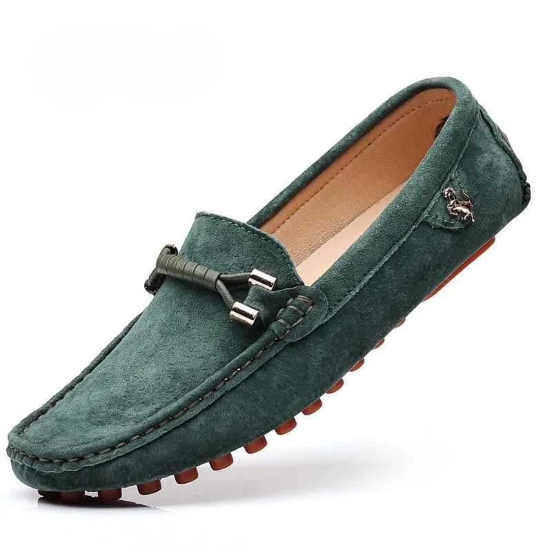 Mocassins en daim sur fond neutre, soulignant leur élégance