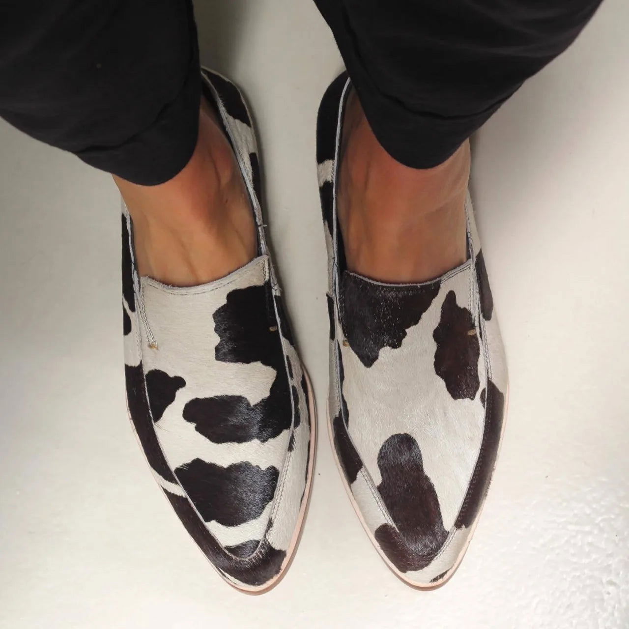 Mocassins motif animalier sur fond blanc, vue de côté