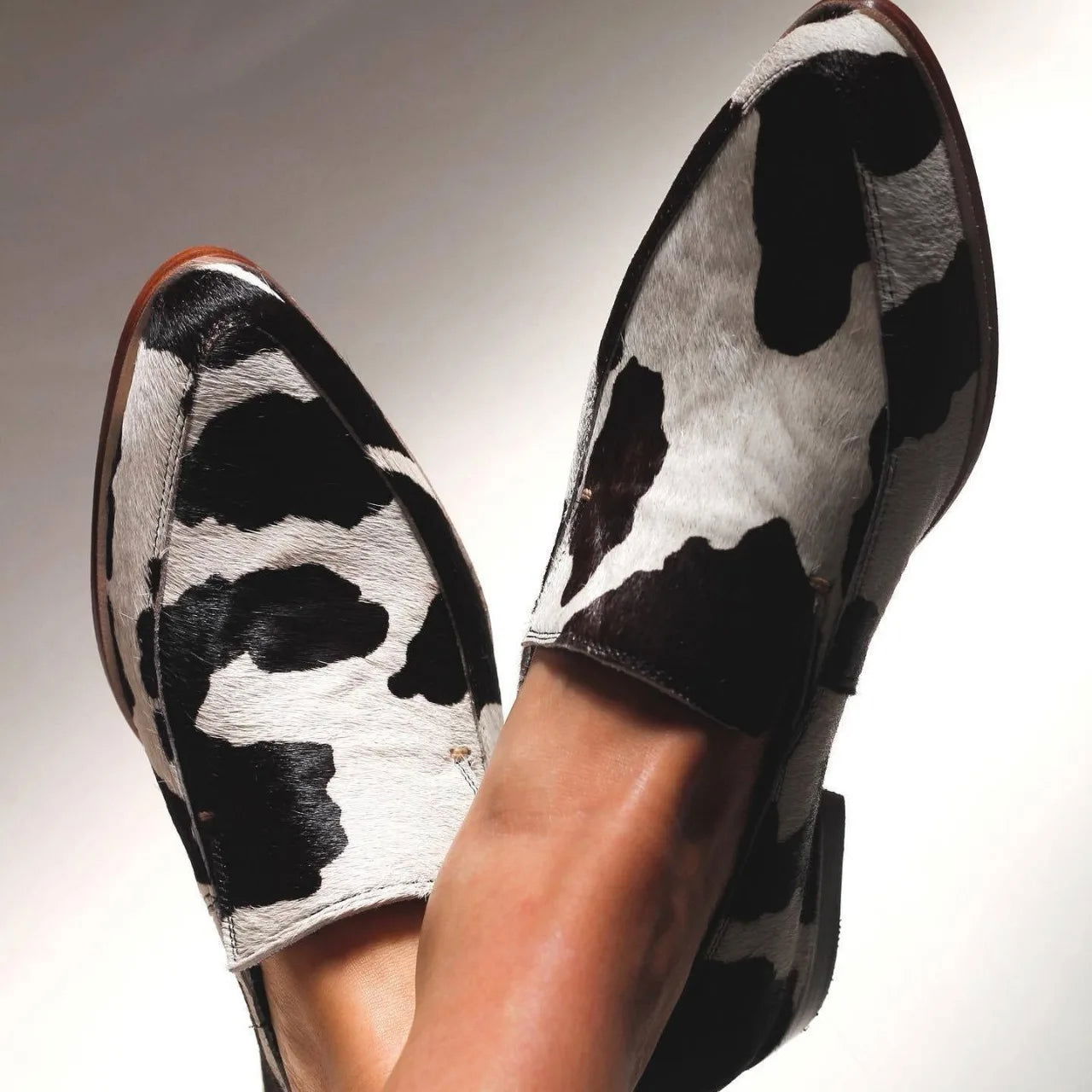 Gros plan sur le motif animalier des mocassins